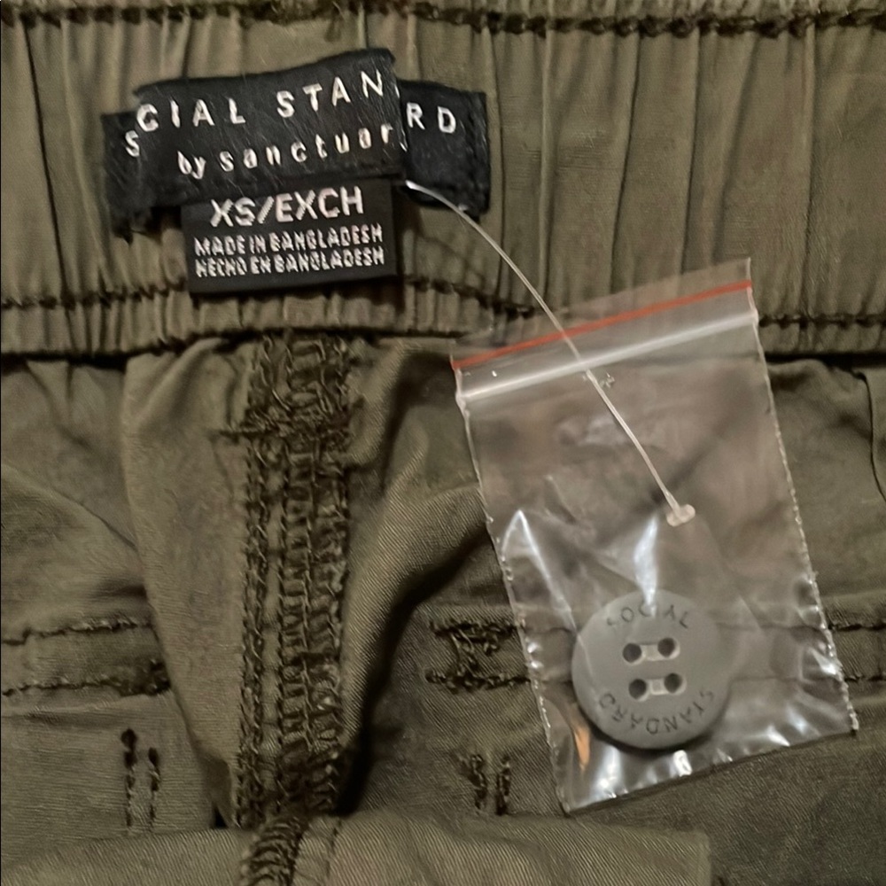 NWT Green Cargo Shorts with Relaxed Fit - Picture 4 of 4